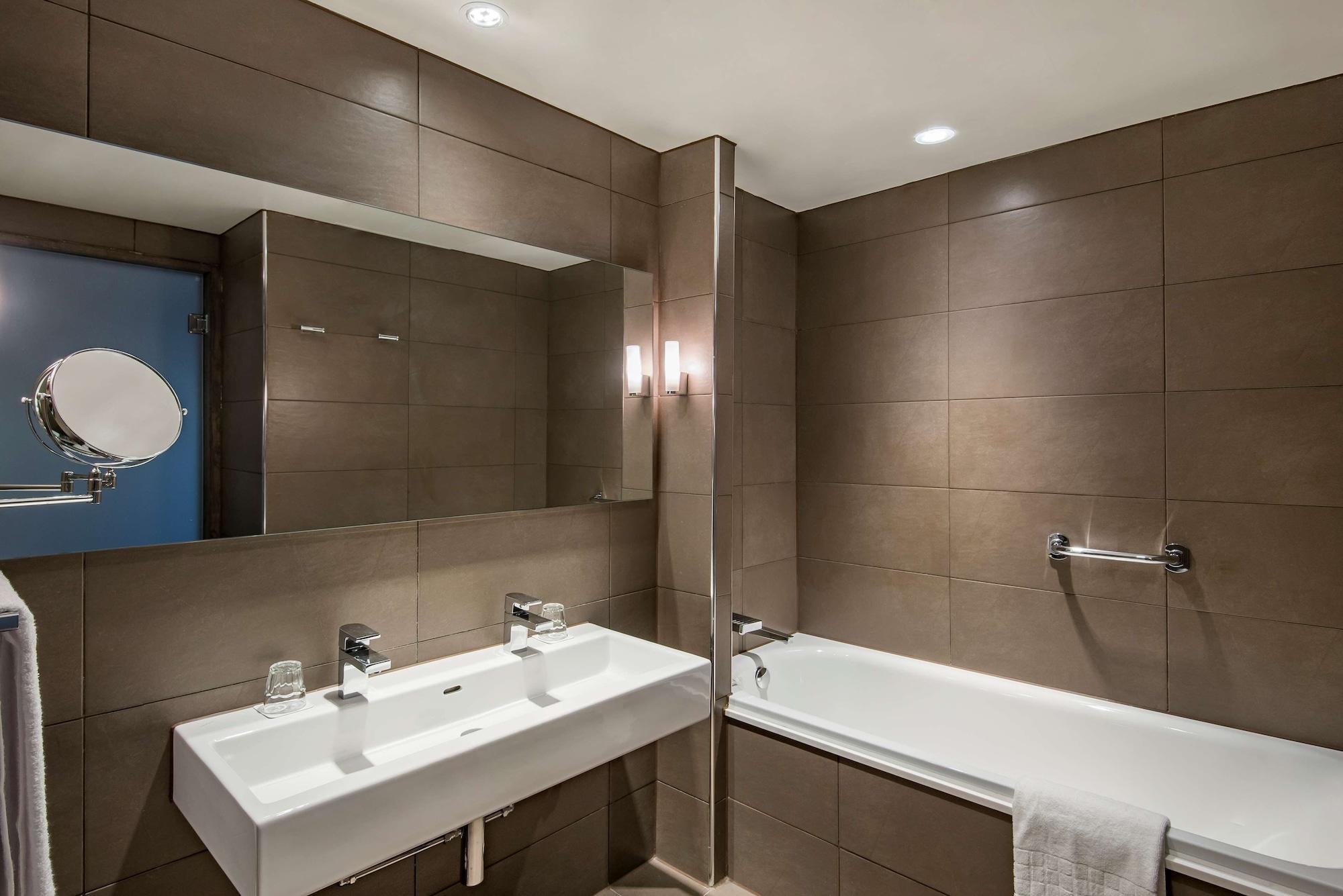 Radisson Blu Manchester Airport Hale  Exterior photo